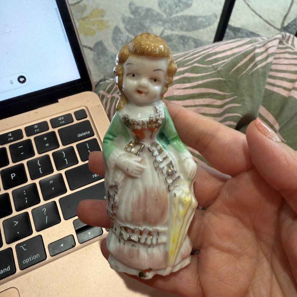 Vintage Japan Girl Figurine: 1960s Mod Collectible